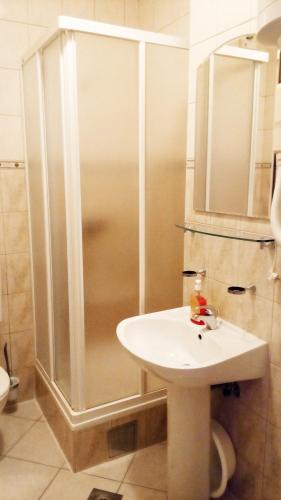 Ένα μπάνιο στο Guest House Karević