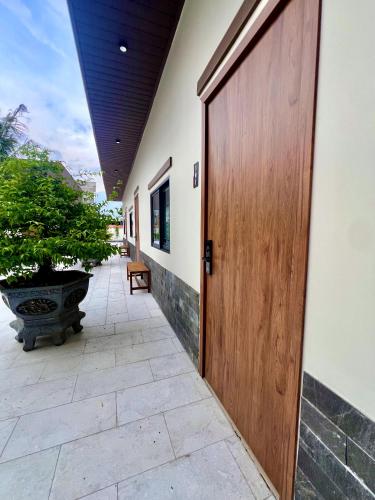 a wooden door on the side of a building at Vuon Xanh Hotel & Cafe in Xóm Mỹ Xuân
