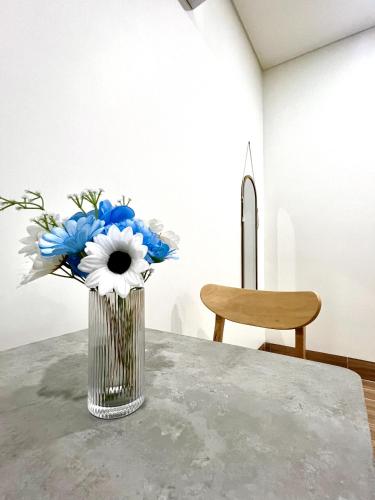 a vase of blue and white flowers sitting on a table at Vuon Xanh Hotel & Cafe in Xóm Mỹ Xuân