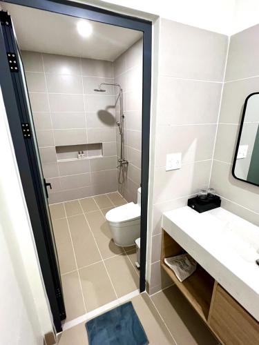 a bathroom with a toilet and a sink and a shower at Vuon Xanh Hotel & Cafe in Xóm Mỹ Xuân