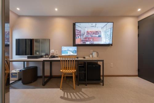 Televisyen dan/atau pusat hiburan di Nampo Button Hotel