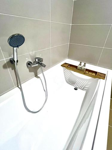 a shower in a bathroom with a sink and a toilet at Vuon Xanh Hotel & Cafe in Xóm Mỹ Xuân