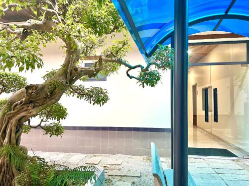 a tree in front of a building at Vuon Xanh Hotel & Cafe in Xóm Mỹ Xuân