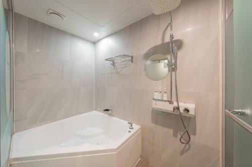 Bilik mandi di Nampo Button Hotel