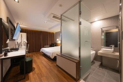Bilik mandi di Nampo Button Hotel