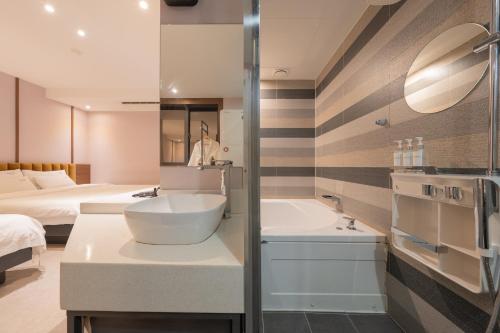 Bilik mandi di Nampo Button Hotel