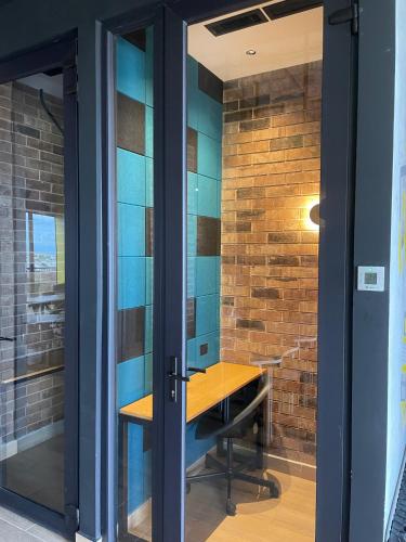 an office with a desk in front of a brick wall at Depa en el corazón de Monterrey in Monterrey