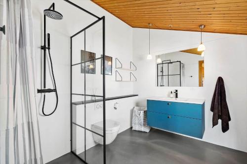 a bathroom with a shower and a toilet and a sink at 8105-Ronde-Havesvinget-10 in Rønde