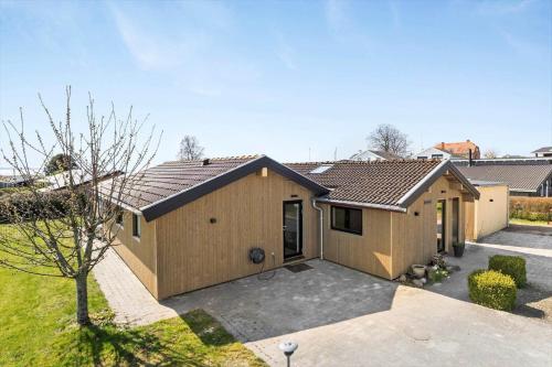 a house with a garage in a yard at 8105-Ronde-Havesvinget-10 in Rønde