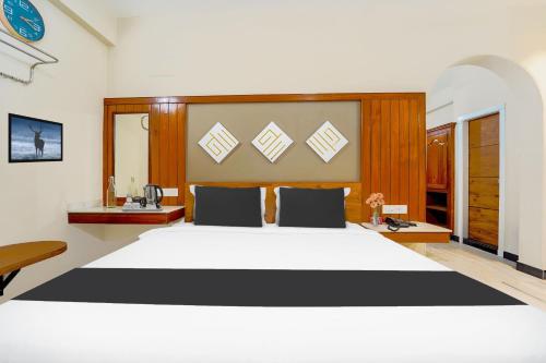 a bedroom with a large bed in a room at Super Hotel O Broadway Ernakulam in Cochin