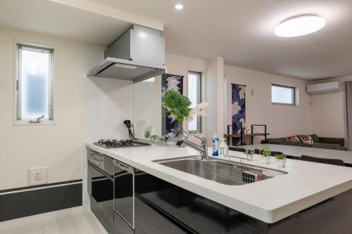 -Okubo 2chome hosuse- Conveniently located 10 min walk from Shin-Okubo Station and 7 min walk from Higashi-Shinjuku Station