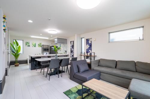 -Okubo 2chome hosuse- Conveniently located 10 min walk from Shin-Okubo Station and 7 min walk from Higashi-Shinjuku Station