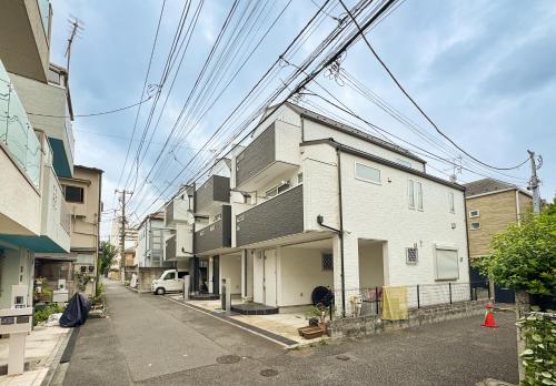 -Okubo 2chome hosuse- Conveniently located 10 min walk from Shin-Okubo Station and 7 min walk from Higashi-Shinjuku Station