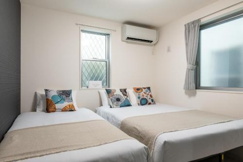 -Okubo 2chome hosuse- Conveniently located 10 min walk from Shin-Okubo Station and 7 min walk from Higashi-Shinjuku Station