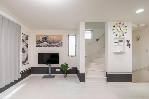 -Okubo 2chome hosuse- Conveniently located 10 min walk from Shin-Okubo Station and 7 min walk from Higashi-Shinjuku Station