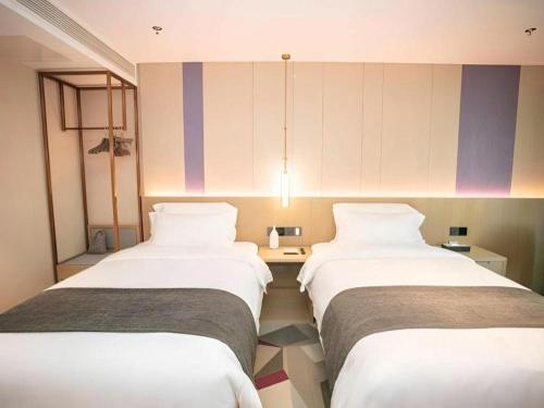 a room with two beds in a room with at Lavande Hotel Shenzhen East Gate Wanxiang City Guomao Metro Statipn in Shenzhen
