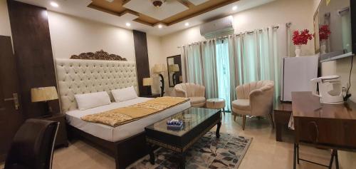 Ένα ή περισσότερα κρεβάτια σε δωμάτιο στο Hotel Luxe Heights Lahore