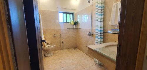 Ένα μπάνιο στο Hotel Luxe Heights Lahore