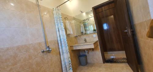 Ένα μπάνιο στο Hotel Luxe Heights Lahore