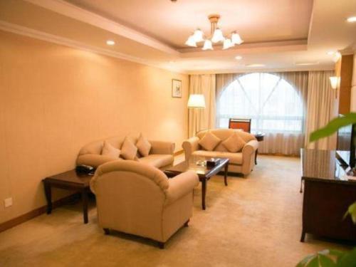 a living room with two couches and a table at New Pearl River Hotel in Guangzhou