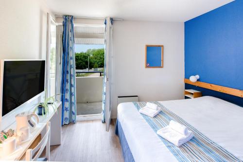 Habitación de hotel con 2 camas y ventana en Hôtel L'Océane, en Andernos-les-Bains