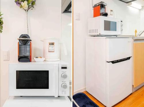 una cucina con forno a microonde e frigorifero di Akihabara Skytree Premium Apartment 102 a Tokyo