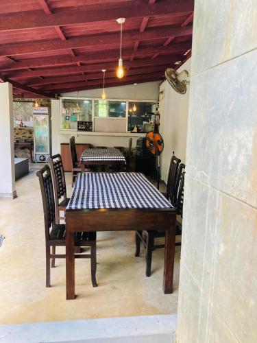 Dapur atau dapur kecil di Lavendra Villa Mirissa
