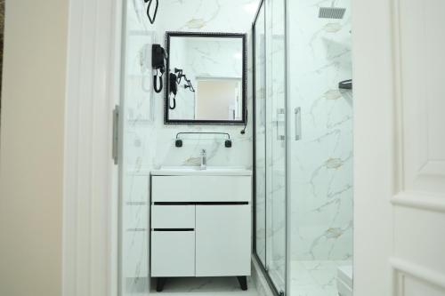 Et badeværelse på Boutique Hotel Mubina with Pool and Sauna