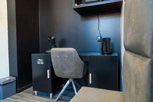 a office with a chair and a desk with a phone at SEE - Gare de Marly in Valenciennes