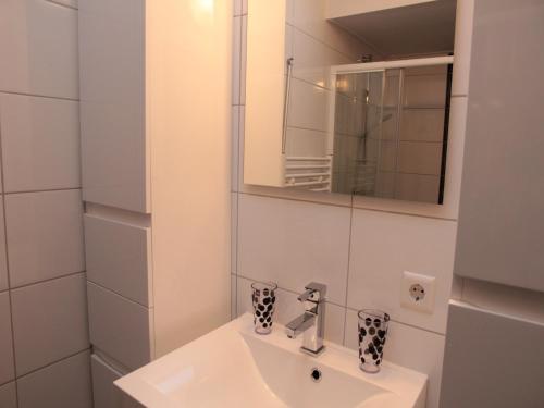 Ένα μπάνιο στο Holiday Home in Kattendijke near Oosterschelde