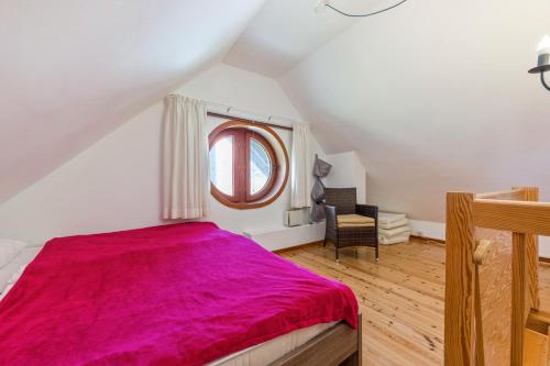 a bedroom with a bed with a red blanket at Moin Moin in Friedrichskoog-Spitz