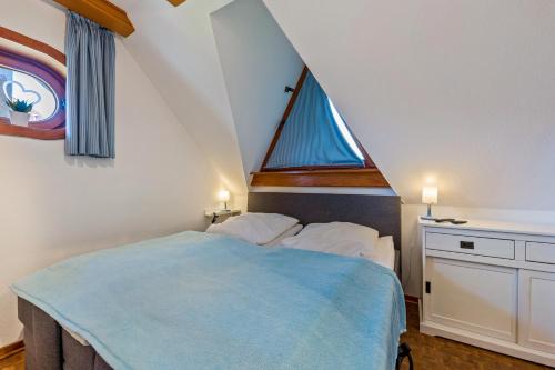 a bedroom with a bed with a large window at Moin Moin in Friedrichskoog-Spitz