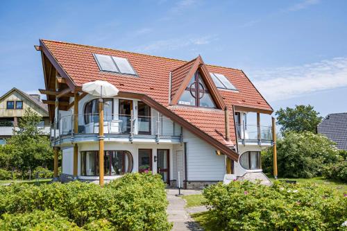 a house with an orange roof at Moin Moin in Friedrichskoog-Spitz