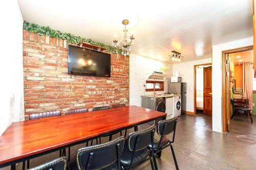 1.Hongdae@ Cozy house 5room.4bath.