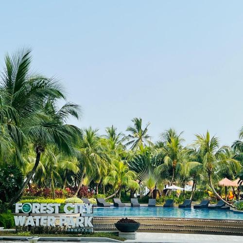 Kolam renang di atau dekat dengan Cozy 2B1R 4pax Condo Forest City 1G-606
