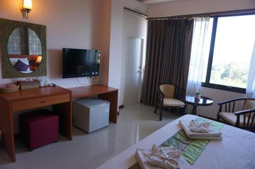 Televisyen dan/atau pusat hiburan di Sirimathani Hotel