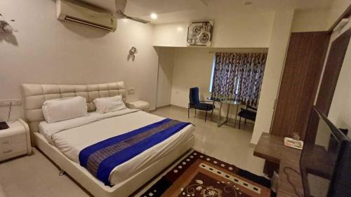Ένα ή περισσότερα κρεβάτια σε δωμάτιο στο Collection O Chatrapati Shivaji Bus Terminal Aurangabad
