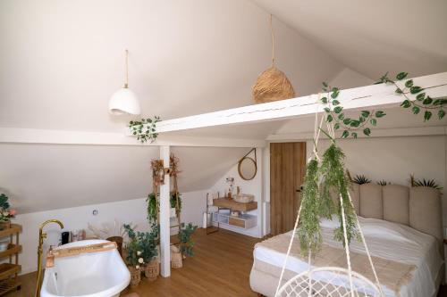 ein Schlafzimmer mit einem Hochbett mit Pflanzen an der Decke in der Unterkunft Villa Ranch Spa S 