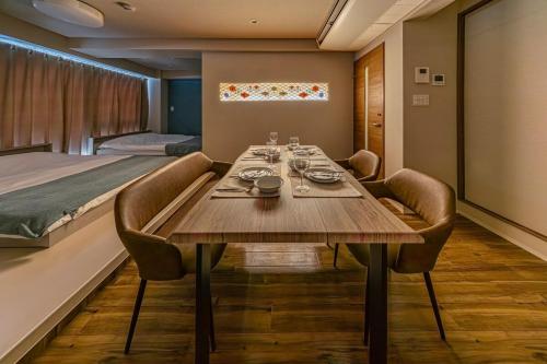 una sala da pranzo con tavolo e letto di 365Ueno a Tokyo