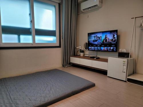 TV a/nebo společenská místnost v ubytování La Famille