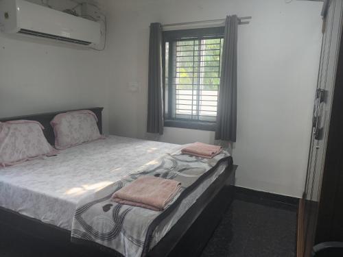 Ένα ή περισσότερα κρεβάτια σε δωμάτιο στο Sivarama garden resort 5star stay , swimming pool,8 BHK , bheemili beach road Bheemunipatam