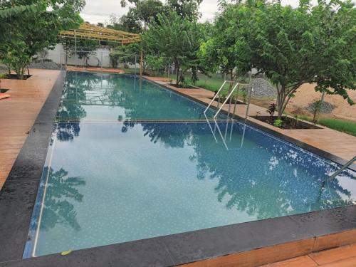 Πισίνα στο ή κοντά στο Sivarama garden resort 5star stay , swimming pool,8 BHK , bheemili beach road Bheemunipatam