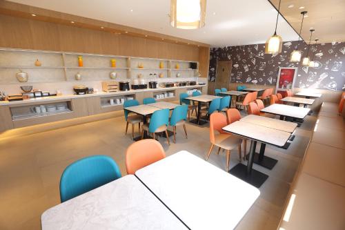 an overhead view of a restaurant with tables and chairs at Hanting Hotel Beijing South Railway Station Center in Beijing