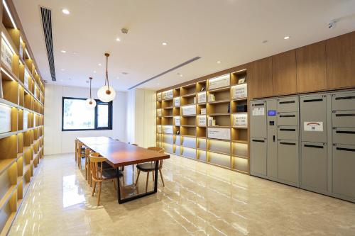 a dining room with a table and some shelves at Hanting Hotel Beijing South Railway Station Center in Beijing