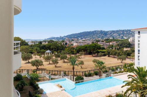 Grand 2 Pièces Climatisé dans Residence de Standing avec Vue Piscine au Bord de la Mer