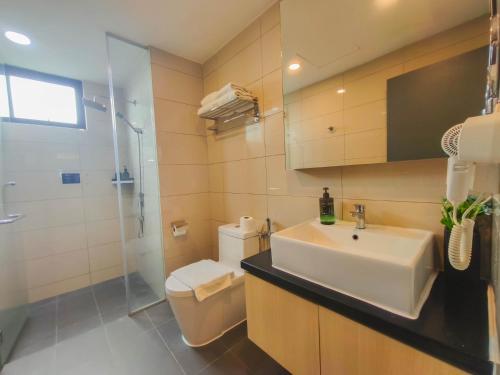 Un baño con lavabo, inodoro y ducha. en The Hills at Genting Highlands, en Genting Highlands