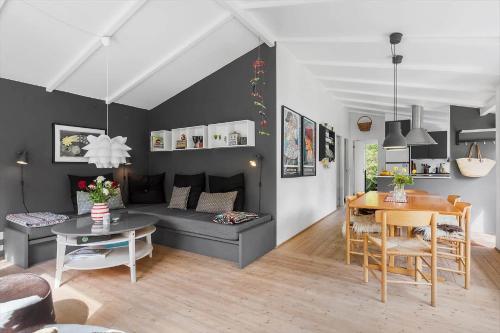 Η κουζίνα ή μικρή κουζίνα στο 1555-Dronningmolle-Slaenvangen-34