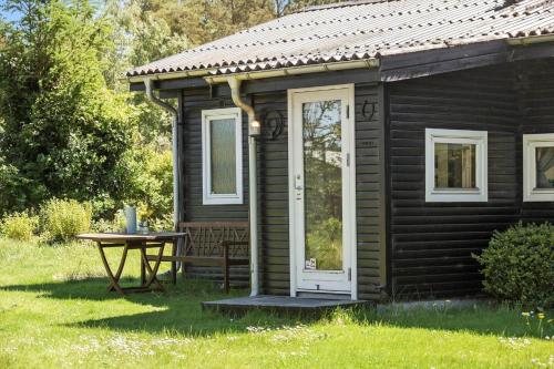 a small cabin with a table in front of it at 8804-Glesborg-Vesttoften-20 in Glesborg
