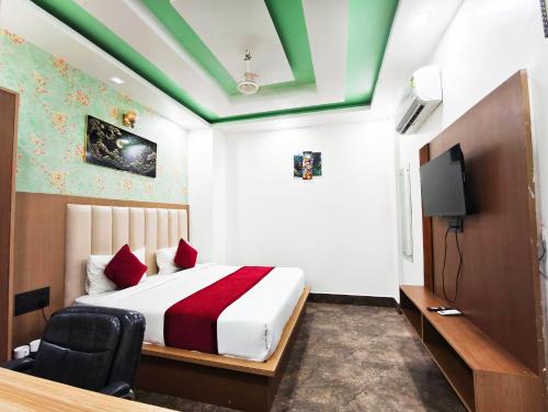 une chambre d'hôtel avec un lit et une télévision dans l'établissement Hotel Parkland, à Mathura