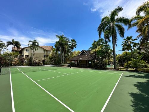 Tenis a/nebo squash v ubytování Luxury 2Bed 2bath Poolview apartment with Lift and 4pools nebo okolí